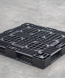 So sánh đặc điểm của pallet nhựa mới và pallet nhựa cũ