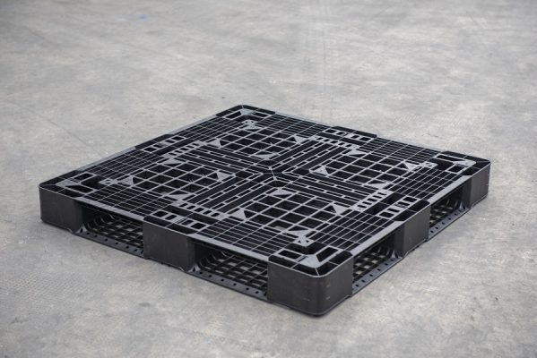 So sánh đặc điểm của pallet nhựa mới và pallet nhựa cũ