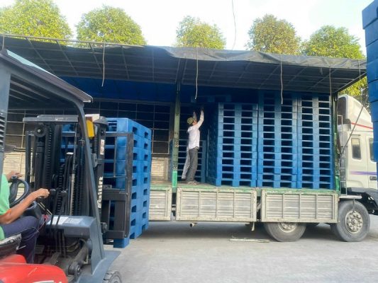 Tìm hiểu các yếu tố ảnh hưởng đến giá pallet nhựa