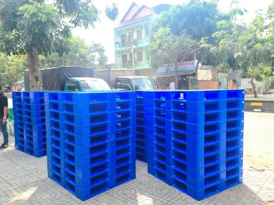 Những ứng dụng của pallet nhựa lót sàn là gì?